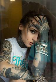 Modello bellissimo tatuaggio stile europeo e americano