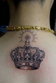 Bonito tatuaje de corona en la espalda