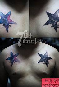 Anak laki-laki populer di dada, bintang keren berujung lima dan pola tato berbintang