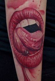 un tatuaggio labiale spaventoso sul braccio