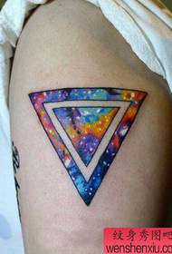 Roka lepo trikotnik z zvezdastim vzorcem tatoo