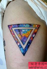 Arm nzuri pembetatu na muundo wa tattoo mtindo