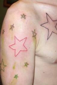 肩の色のシンプルな五point星のタトゥーのパターン