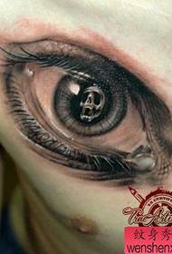 Manlike voorste bors klassieke oog tatoeëringpatroon