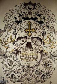 patrón de tatuaxe de cráneo de cor manuscrito