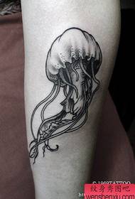 Braço popular padrão de tatuagem de água-viva preto e branco bonito