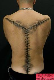 ένα αρσενικό μοτίβο τατουάζ πίσω βελονιά