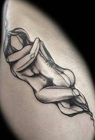 Passando un modello di tatuaggio passione molto violento