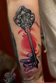 Un modello di tatuaggio chiave americano ed europeo popolare nel braccio