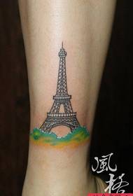 Un popolare modello di tatuaggio parigino della Torre Eiffel