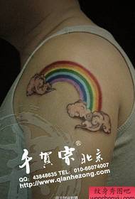 E braccia di i masci facenu un bellu mudellu di tatuaggi di culori di arcobaleno