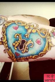 Aarm Pop schéi Love Lock mat Schlëssel Tattoo Muster