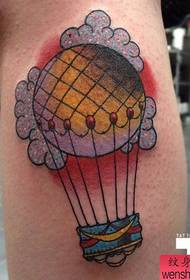 Outra perna popular cun patrón de tatuaxe de globo de aire quente