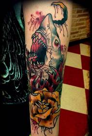 un'immagine del tatuaggio di squalo in stile scuola sul braccio