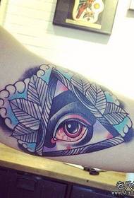 Squisito disegno del tatuaggio dell'occhio di Dio all'interno del braccio