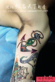 un patrón de tatuaxe de áncora popular no interior do brazo