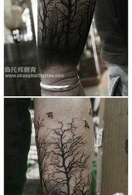 Ierīko klasisku, skaistu meža tetovējuma modeli