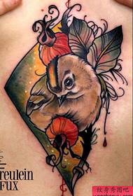 unha fermosa tatuaxe de paxaro baixo o peito