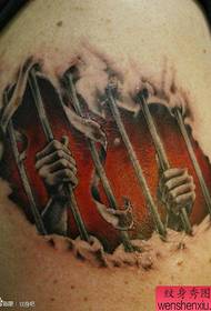 Un tatuaggio alternativo che è popolare nel braccio