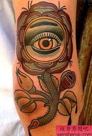 Un'opera di tatuaggio floreale divertente europea e americana