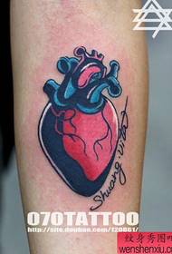 Vyzbrojte totem tetování srdce
