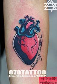 Armare un modello di tatuaggio a cuore totem