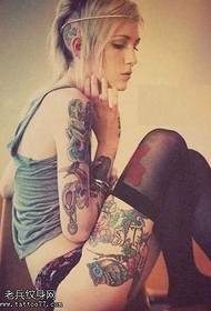 Moters asmenybės tatuiruotės modelis
