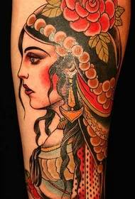 un modello di tatuaggio in stile scuola sulla gamba