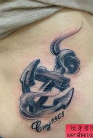 Modello di tatuaggio ancora nero grigio vita della ragazza