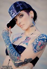 Europeisk och amerikansk sexig skönhetsprickande och piercing tatueringsmönster
