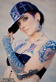 Modello di tatuaggio sexy europeo e americano che punge e penetrante