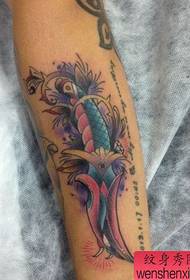 isang magandang tattoo ng dagger na may magandang braso