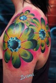 Modellu di tatuaggi di fiori di spalle di bellezza europea è americana