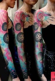 Pola tato lengan bunga berbintang yang sangat populer