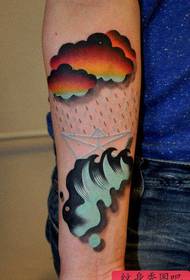 Braccia un classico popolare modello di tatuaggio nuvola nera