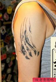 ett peeling tass tatuering mönster på armen