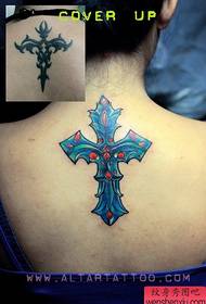 Pěkně vypadající barevné křížové tetování na zádech