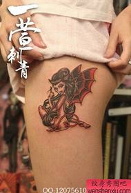 La gamba della ragazza, un bellissimo disegno del tatuaggio del piccolo diavolo