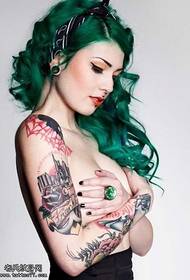 Beleza semi-nua europeia e americana parte superior do corpo encantador padrão de tatuagem