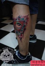 Un modello di tatuaggio ad occhio di triangolo che è molto popolare nelle gambe.