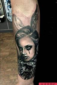 Pagrekomenda usa ka makahadlok nga tattoo sa bukton