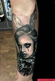 Rekòmande yon tatoo Bunny laterè sou bra an