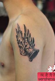 Patrón de tatuaje de reloj de arena de un brazo