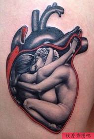 Un classico tatuaggio a forma di cuore nella gamba