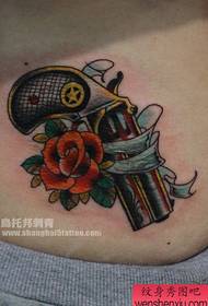 Salon Turai da na smallan ƙaramin ɗambin bindiga ya tashi ƙirar tattoo