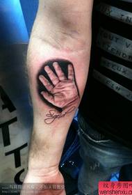 Реалістична дитяча татуювання долонею на руці