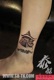 Modello di tatuaggio dell'occhio di Horus popolare nelle gambe delle ragazze