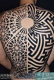 Svart totem tatoveringsmønster rundt baksiden av fremmede land