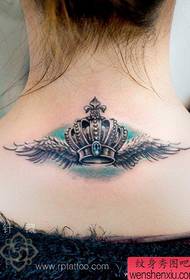 女生背部写实的翅膀与皇冠纹身图案