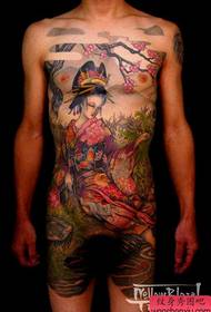 Veterana tatuada spektaklo, rekomendas tradician geisha tatuan bildon